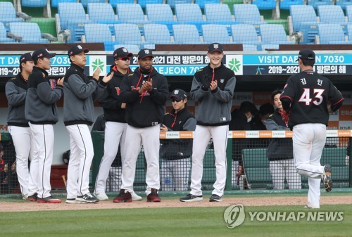 두산 플렉센 무실점 쾌투…롯데 샘슨 밀어내기 등 3실점 '흔들'