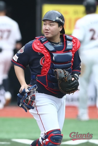 '든든한 안방마님' 정보근…롯데 '폭투 왕국' 오명 벗나