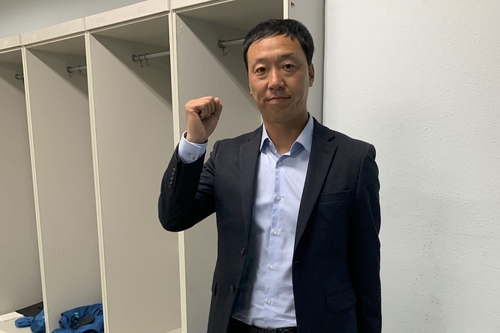 박진섭 광주FC 감독 '겨울정장' 입고 K리그1 데뷔전