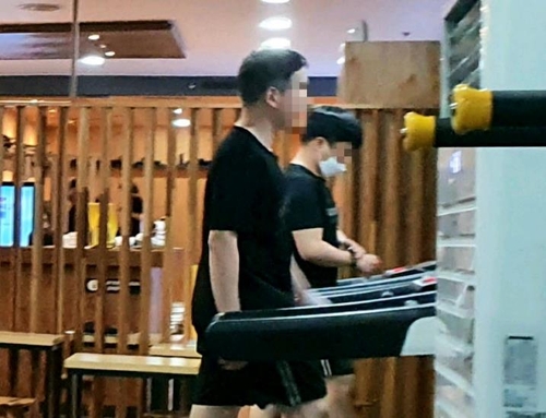 마스크 벗고 운동, 발열체크 생략…헬스장 '코로나 뇌관' 우려