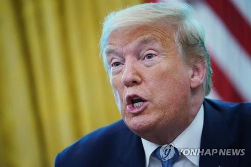 골프 중계에 깜짝 등장한 트럼프 골프 대회 정상화되길