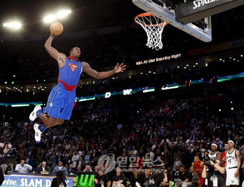 이제 슈퍼맨 아닌 '원펀맨'?…NBA 스타 하워드의 이색 홈트