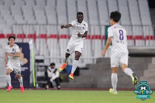 '안병준 4경기 연속골' 수원, 경남에 3-1 완승…설기현 첫 패배(종합)