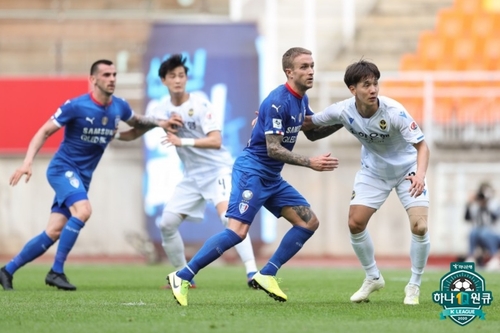 퍼즐 맞춰가는 프로축구 수원…타가트 '한 방'만 남았다