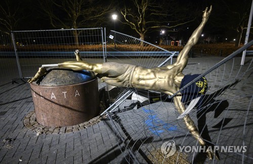 수난의 즐라탄 동상, 말뫼에 남는다…즐라탄은 말뫼의 아들
