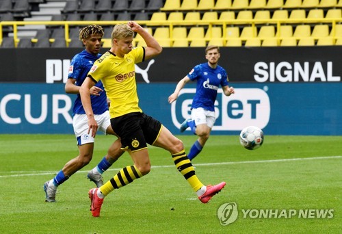 '괴물' 홀란드, 분데스리가 재개 축포…도르트문트, 샬케에 완승