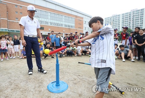 방역 지침 완화에 생활체육 기지개…야구·축구용품 '껑충'