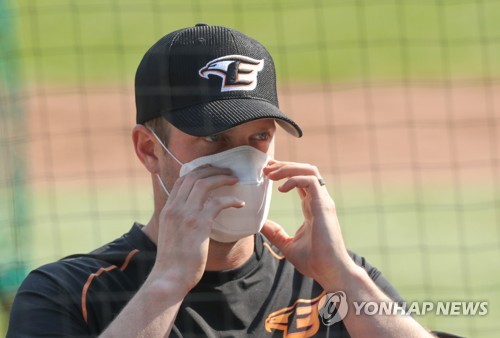한화 채드벨, 30ｍ 캐치볼 소화…복귀 일정은 미정