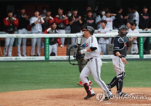 '김현수·차우찬 활약' LG, 두산과 개막전 대결서 31년만에 승리