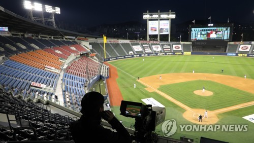 침 뱉고·하이파이브하고…아직은 낯선 프로야구 '뉴노멀'