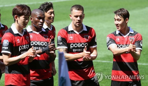 일류첸코·팔로세비치 연속골…포항, 승격팀 부산 2-0 제압