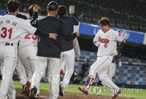 '민병헌 끝내기포' 롯데, 두산과 난타전 끝에 승리