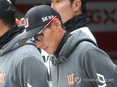 '구멍 난 수비'로 연승 놓친 SK, 갈 길이 멀다