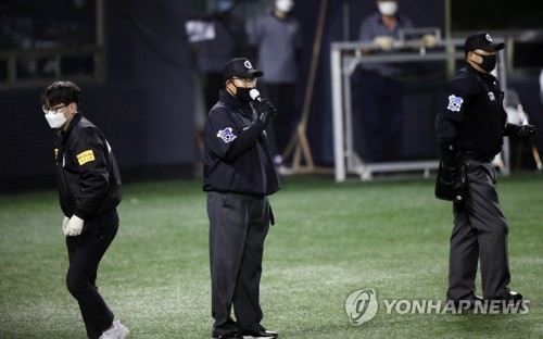 '행운의 득점' 두산 페르난데스는 왜 2 베이스를 더 갔나