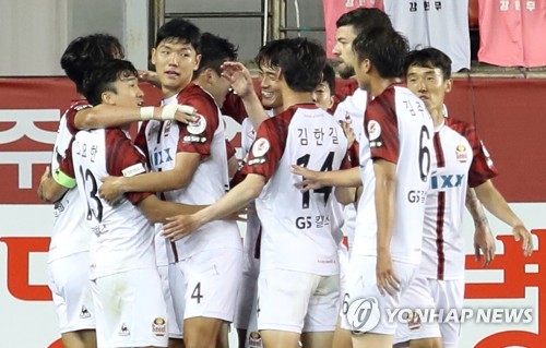 FC서울 '리얼돌 파문' 딛고 포항에 역전승…오스마르 결승골