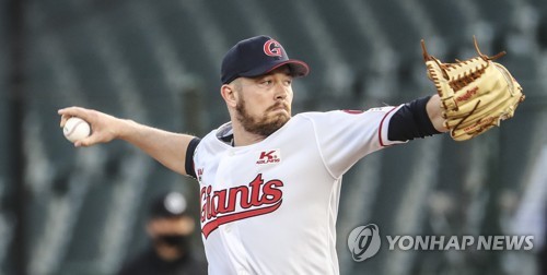'자가격리 끝' 롯데 샘슨, KBO리그 데뷔전 3⅓이닝 2실점