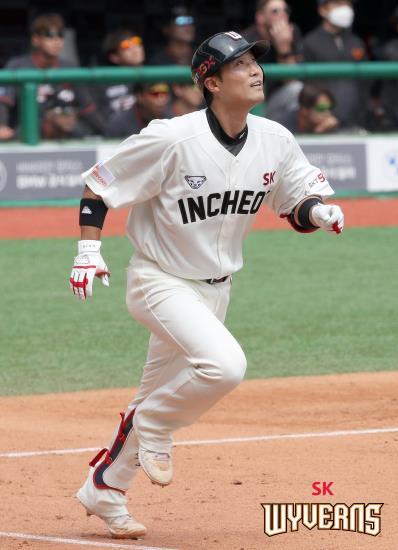 '이적 후 2경기 연속 홈런' 이흥련 바라보는 두산도 흐뭇