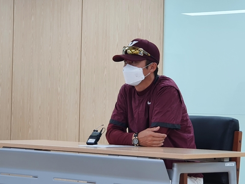 손혁 감독의 특별한 인연…오승환 반가워…최원호 대행 힘내길