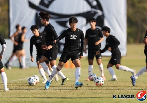 '기죽지 말고 앞으로!'…성남FC 분위기 잡는 '100세 트리오'