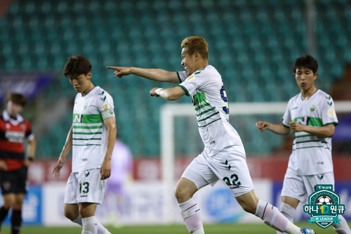 '김민혁 극장골' 전북, 포항에 2-1 역전승…K리그1 선두 유지