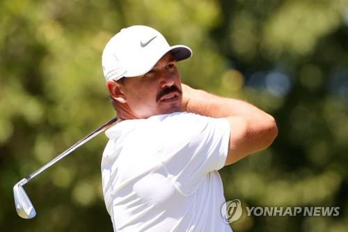 골프 세계랭킹 4위 켑카 경기 때 왜 마이크를 차래? 역정