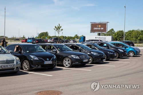자동차 타고 응원해!…덴마크에 등장한 '드라이브인 축구장'
