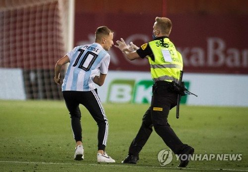 라리가, 메시와 사진 찍으려 경기장 난입한 관중에 법적 조처