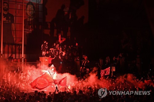 코로나19도 막지 못한 우승의 기쁨…리버풀 팬 수천 명 운집