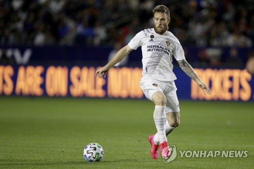'인종차별 SNS' 아내 때문에…카타이, LA갤럭시와 계약해지
