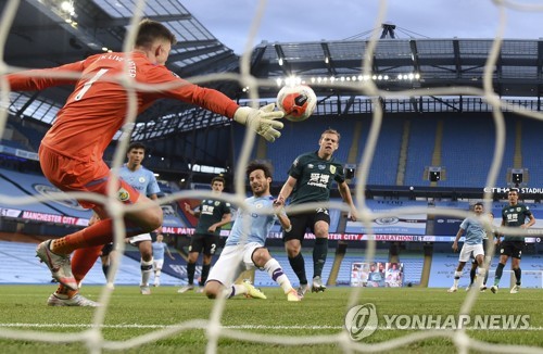 번리 '인종차별' 공중 현수막에 당혹…맨시티에 사과
