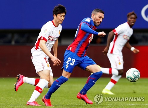 기성용, 라리가 재개 첫 경기서 '메시와 맞대결' 성사될까