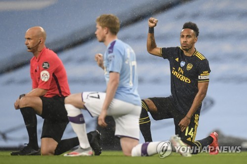 3개월 만에 재개한 EPL '인종차별 반대' 무릎꿇기로 시작