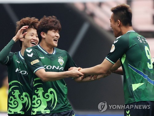 '대형 수비수' 김민재, 전북 유턴할까…중국리그 개막 여부 관건