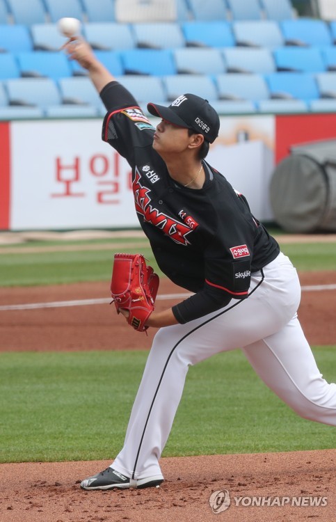 kt 김민, 동료들 호수비에도 난타…2⅓이닝 8실점 조기 강판