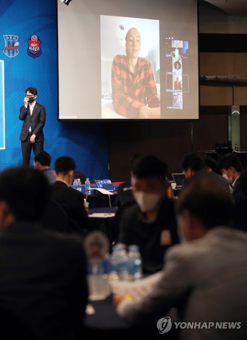 '드래프트 최대어' 라자레바 잡은 김우재 감독 PS 진출 노린다