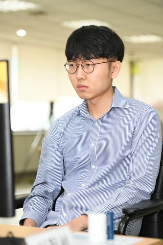 신진서, GS칼텍스배 결승 기선제압…김지석에 반집승