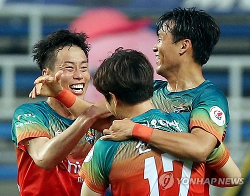 고무열, PK 결승포로 3경기 연속골…강원, 인천에 2-1 역전승