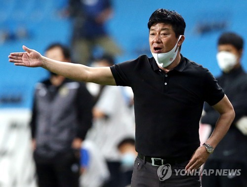 갈 길 멀어도, 축구는 결과가 먼저니까…김병수 감독의 미소