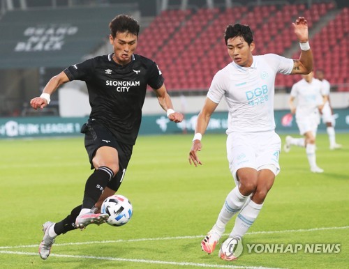 '기죽지 말고 앞으로!'…성남FC 분위기 잡는 '100세 트리오'