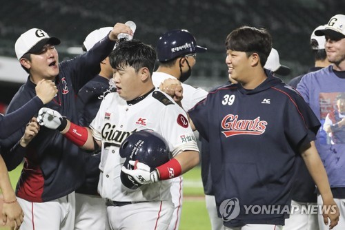 '공격형 포수' 따로 있었네…롯데 김준태, 끝내기 안타 폭발