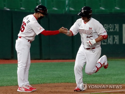 SK, 염경엽 감독 부재 속 두산에 DH 2차전 승…8연패 끝