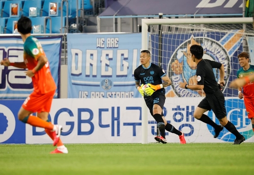 조현우와 마주 서는 구성윤 설레긴 하지만, 시즌 중 한 경기죠