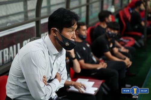 날개 접은 '독수리'…최용수 FC서울 감독, 부진 책임지고 사퇴(종합)