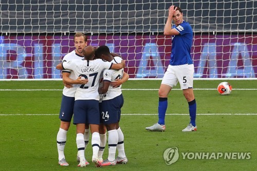 '동료와 경기 중 충돌' 손흥민, EPL 재개 4경기째 득점포 침묵