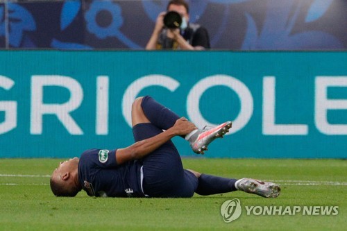 트레블 도전 PSG 어쩌나…발목 다친 음바페 '3주 이탈'