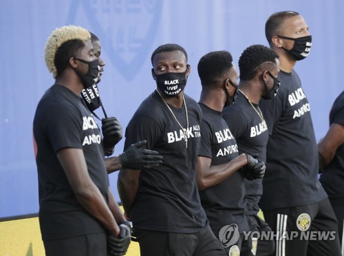 재개한 미국프로축구서 흑인 선수 100여명 인종차별 반대 운동