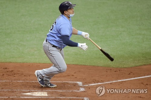 '우타석 첫 홈런' 최지만 그저 스윙했더니 볼이 담 밖으로