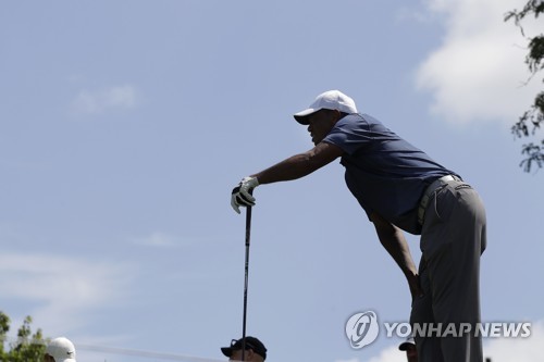 우즈, 워밍업 때 허리 통증 느꼈지만…행운의 컷 통과
