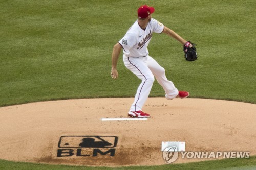 인종 차별 반대 무릎 꿇은 선수들…MLB 개막전의 화두