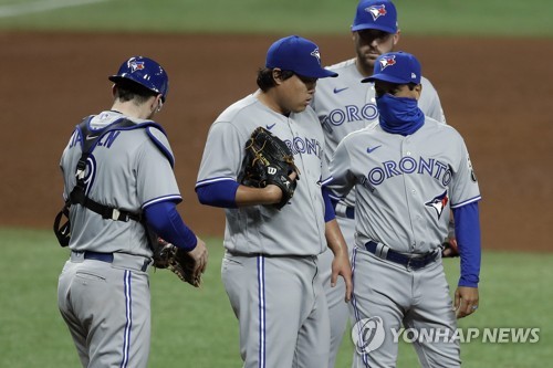 류현진의 발목 잡는 토론토의 '불안한 수비'…넘어야 할 과제
